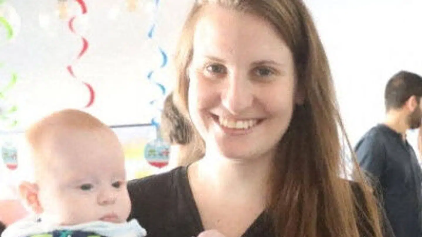 Shiri Bibas, hendes 9 måneder gamle baby Kfir samt hendes 4-årige søn Ariel blev alle tre taget som gidsler den 7. oktober 2023 af Hamas. De blev senere dræbt. Hamas-terrorister kvalte de to børn.