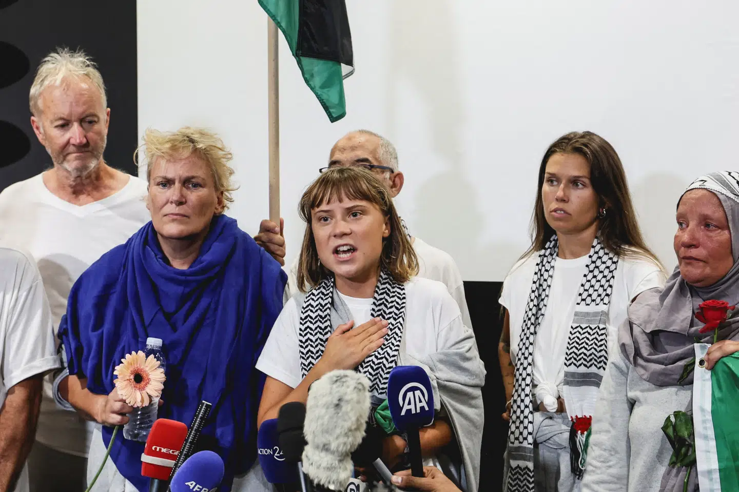 Den svenske aktivist Greta Thunberg i Athens lufthavn, hvor hun og andre aktivister er blevet deporteret til efter at være blevet tilbageholdt af Israels flåde.