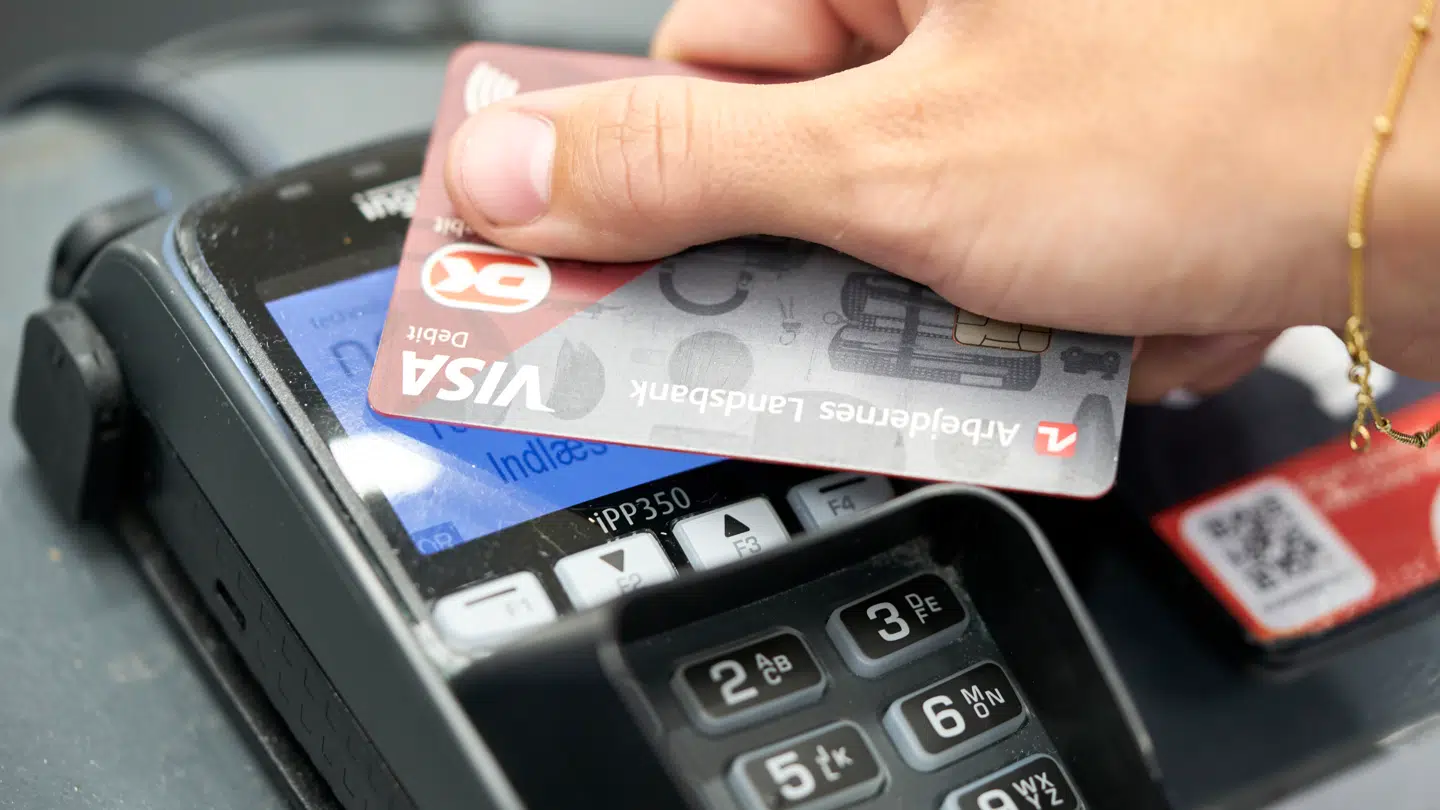 En ny analyse fra De Samvirkende Købmænd viser, at en tredjedel af indkøbsprisen går skatter og afgifter.