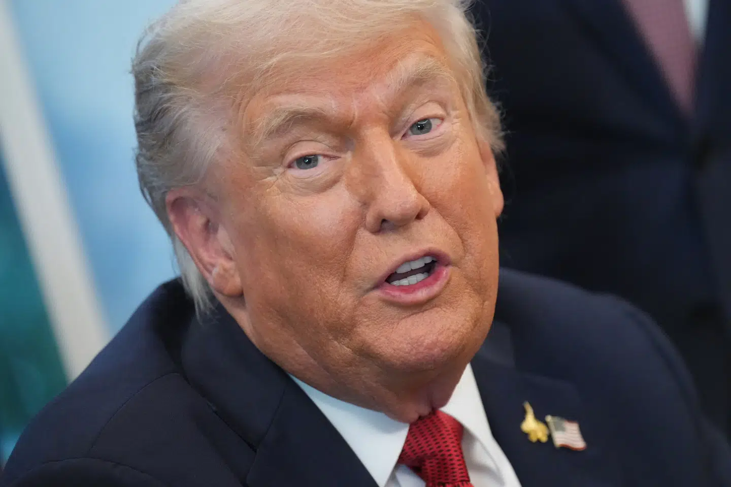 USA's præsident, Donald Trump, svarer på spørgsmål fra journalister i Det Ovale Værelse.