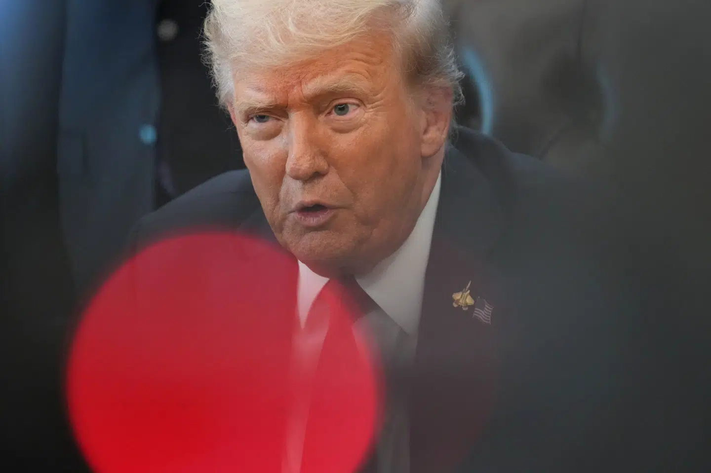 - Jeg vil med glæde samarbejde med Demokraterne om deres fejlslagne sundhedspolitik eller noget andet, men først må de tillade, at statsapparatet genåbner, skriver Trump natten til tirsdag på Truth Social.