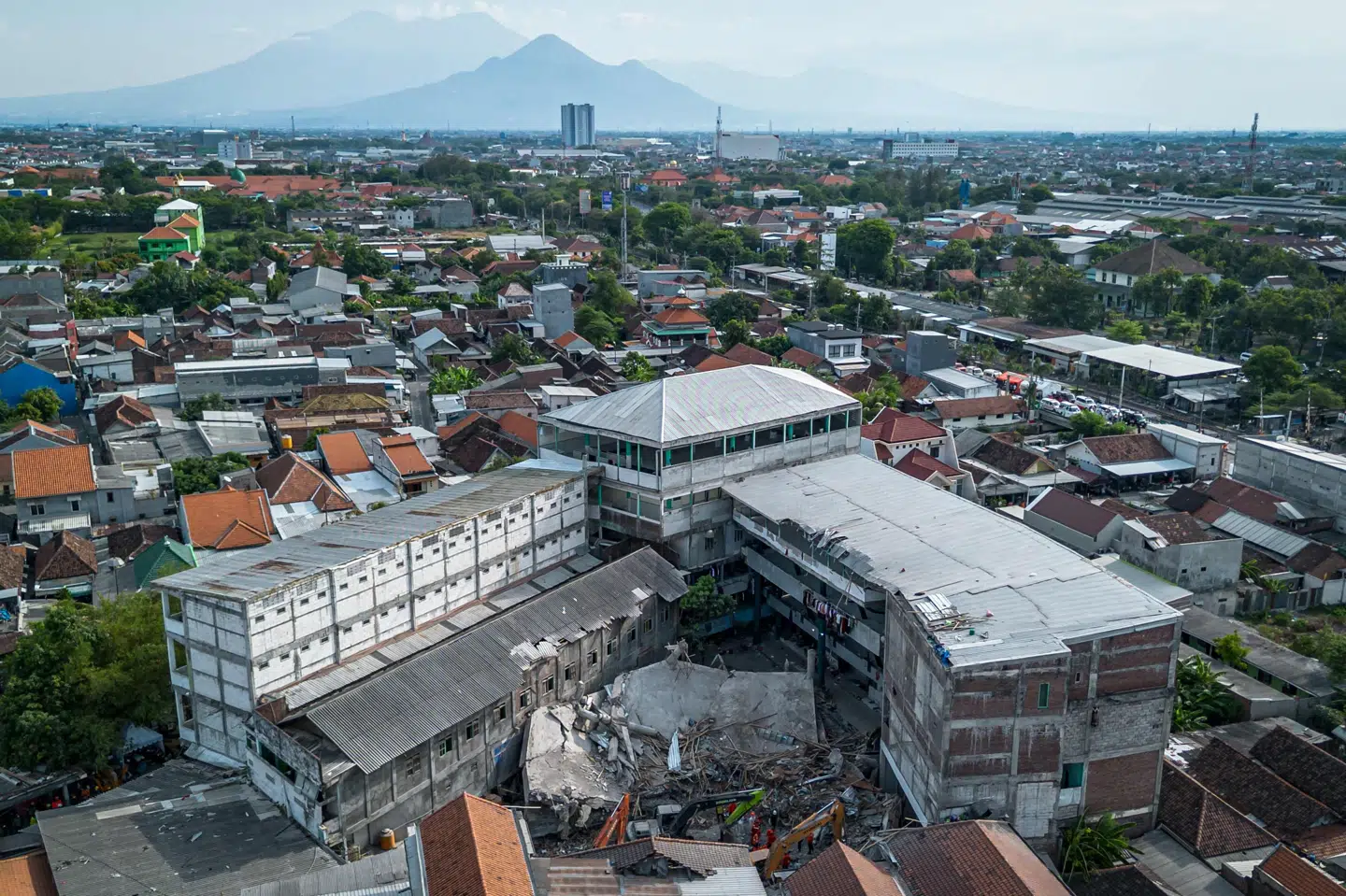 Bygningen, der husede en islamisk kostskole, kollapsede mandag i sidste uge under en eftermiddagsbøn for kostskolens 170 elever. (Arkivfoto).