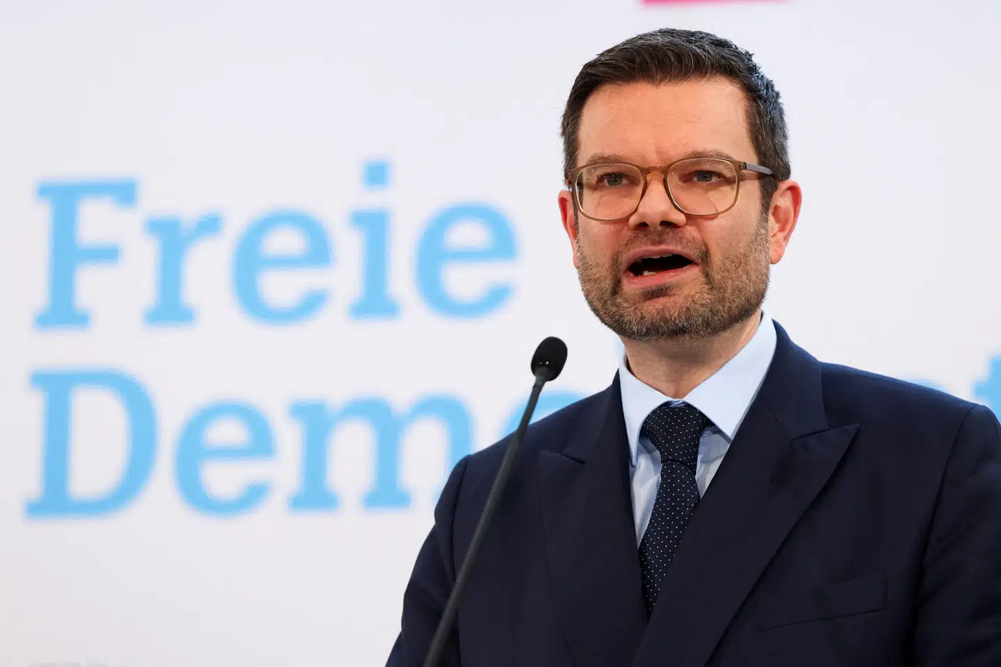 Den tidligere tyske justitsminister Marco Buschmann (FDP) træder nu ind i debatten om et EU-forslag støttet af Danmark, der er blevet kaldt »et af de mest omfattende forslag om masseovervågning« nogensinde.