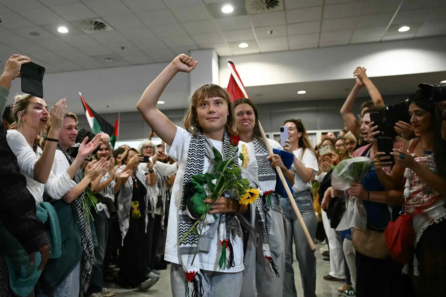 Greta Thunberg under ankomsten i Athens internationale lufthavn efter at være blevet deporteret fra Israel. Ifølge israelske myndigheder er mindst en dansk statsborger ligeledes blevet deporteret.