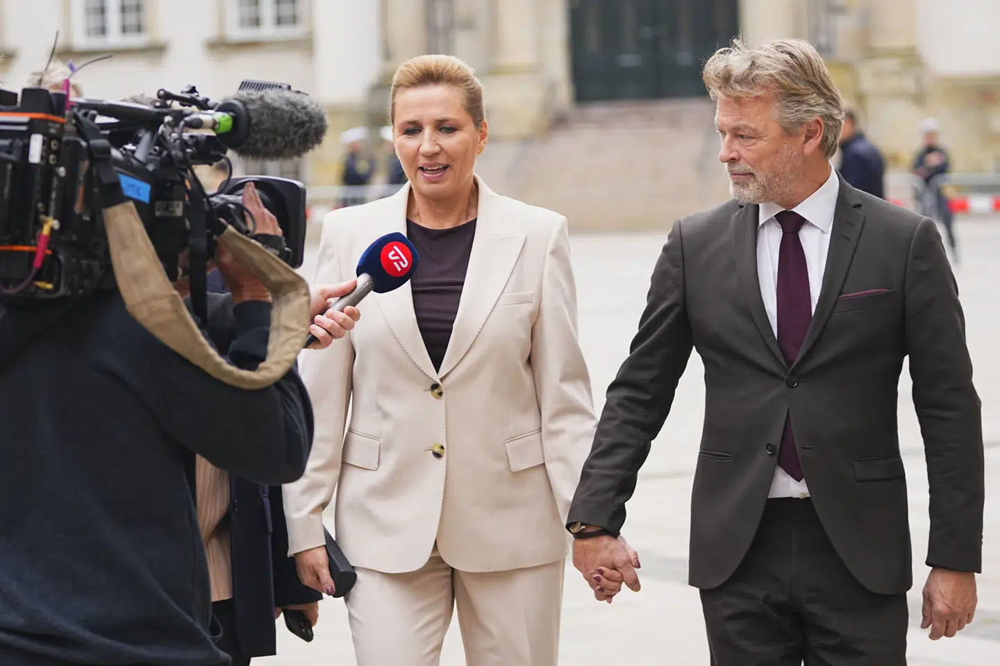Statsminister Mette Frederiksen (S) bliver interviewet af TV 2 på vej til gudstjeneste i forbindelse med Folketingets åbning.