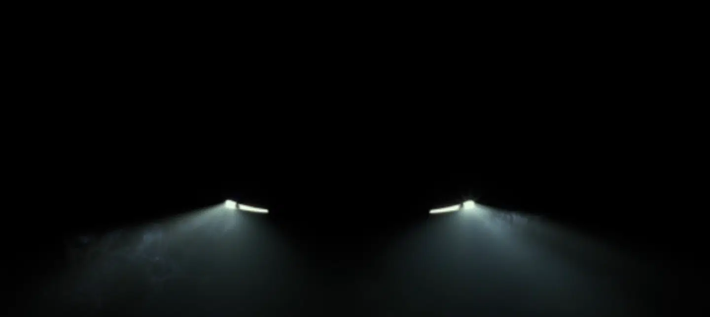 Tesla har lagt et billede ud på X, som viser, at forlygterne bliver tændt på den nye model.