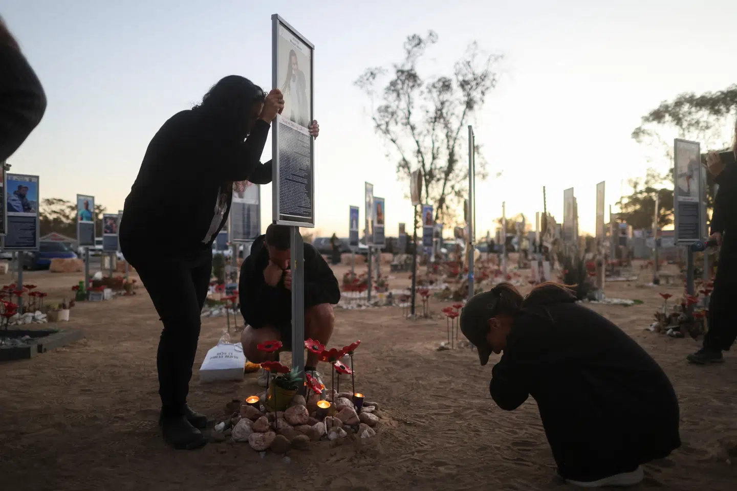 Folk sørger på stedet for Nova-festivalen, hvor festdeltagere blev dræbt og kidnappet, på to-års dagen for Hamas' angreb den 7. oktober 2023 i Israel.