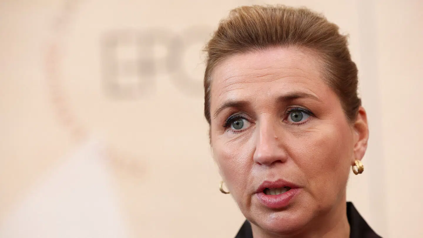 Statsminister Mette Frederiksen (S) forsøgte tirsdag til Folketingets åbning at undvige spørgsmål om B.T.s og Berlingskes afsløring af et hidtil mørklagt dokument om de slettede SMS'er i minksagen.