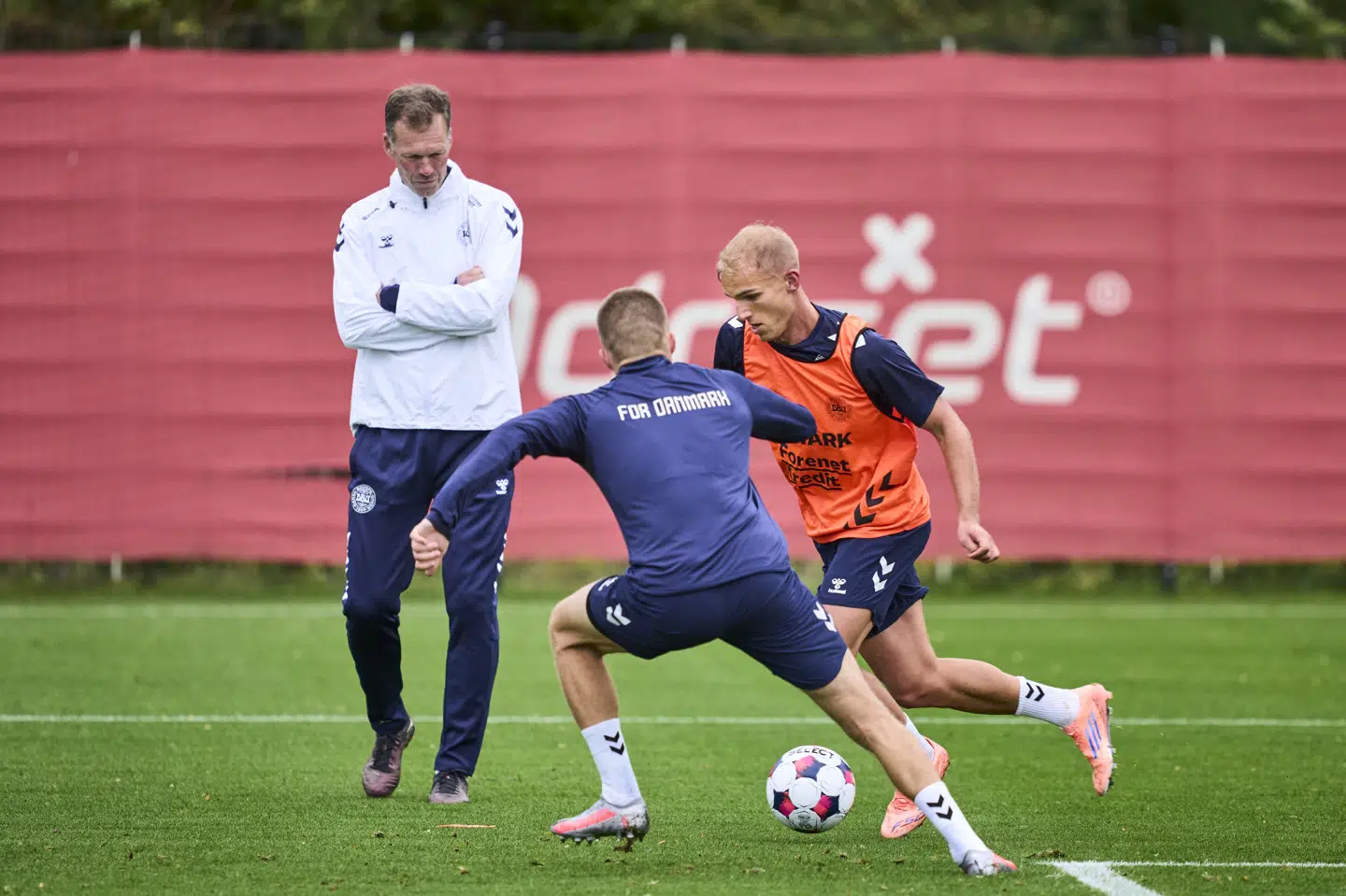 Gustav Isaksen finpudser dribleegenskaberne inden torsdagens VM-kvalifikationskamp mod Belarus.