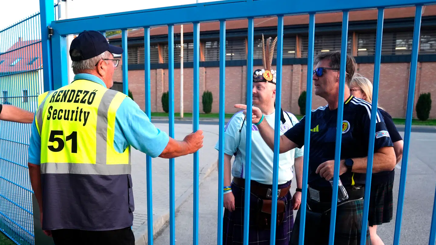 Skotske fans måtte ikke komme ind på stadion, da Skotland mødte Belarus i sidste måned. De tog turen til Ungarn alligevel.