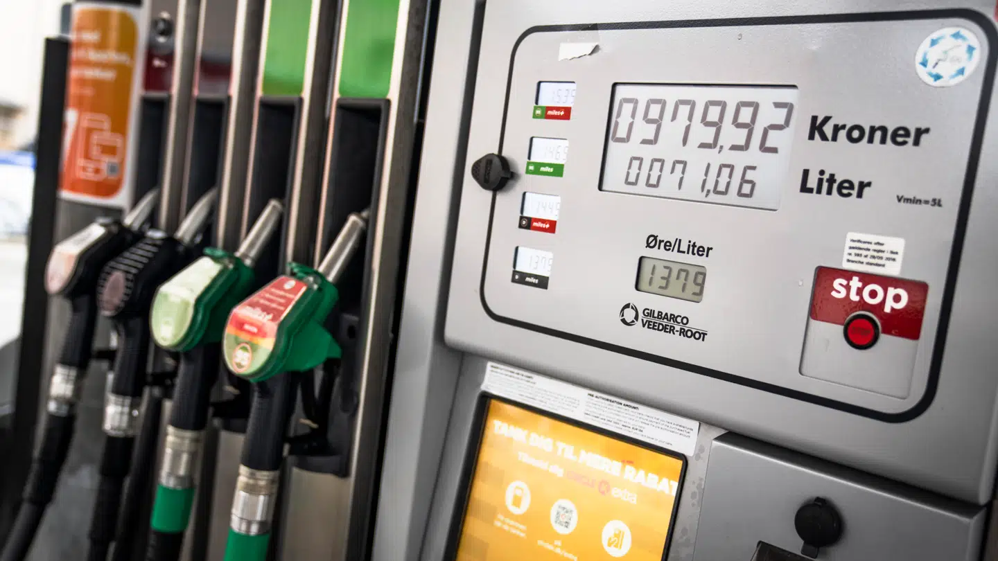 Lavere oliepriser betyder billigere benzin og diesel samt lavere inflation for danskerne.