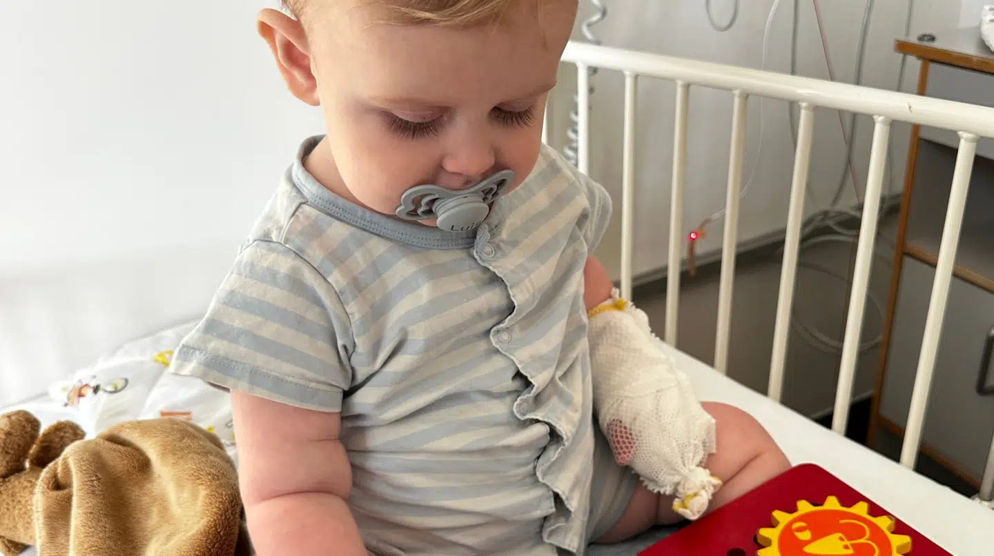 Lille Louis på ét år kæmpede med høj feber og udslæt i flere dage. Først da hans mor nægtede at give op, fandt lægerne ud af, hvad der var galt.