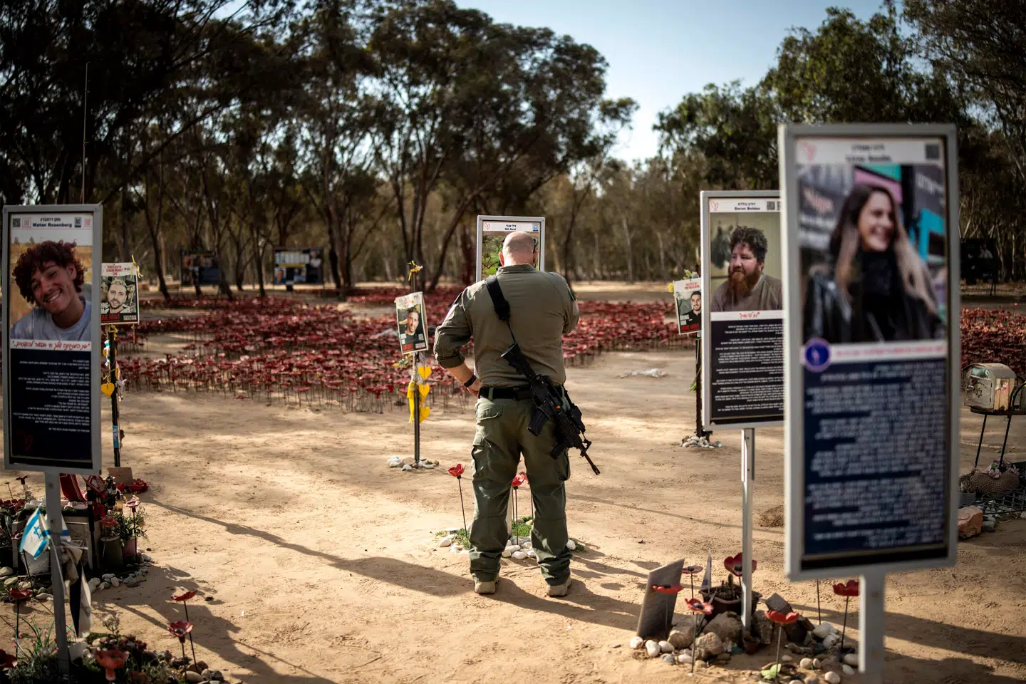 Mindelund for ofrene fra musikfestivalen Nova. To år efter massakrerne er det Israel, der sidder på anklagebænken, beskyldt for at begå folkedrab.