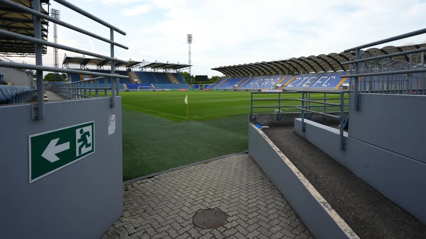 ZTE Arena i Zalaegerszeg bliver uden tilskuere ligesom i coronatiden. Normalt er der plads til cirka 11.000 tilskuere.
