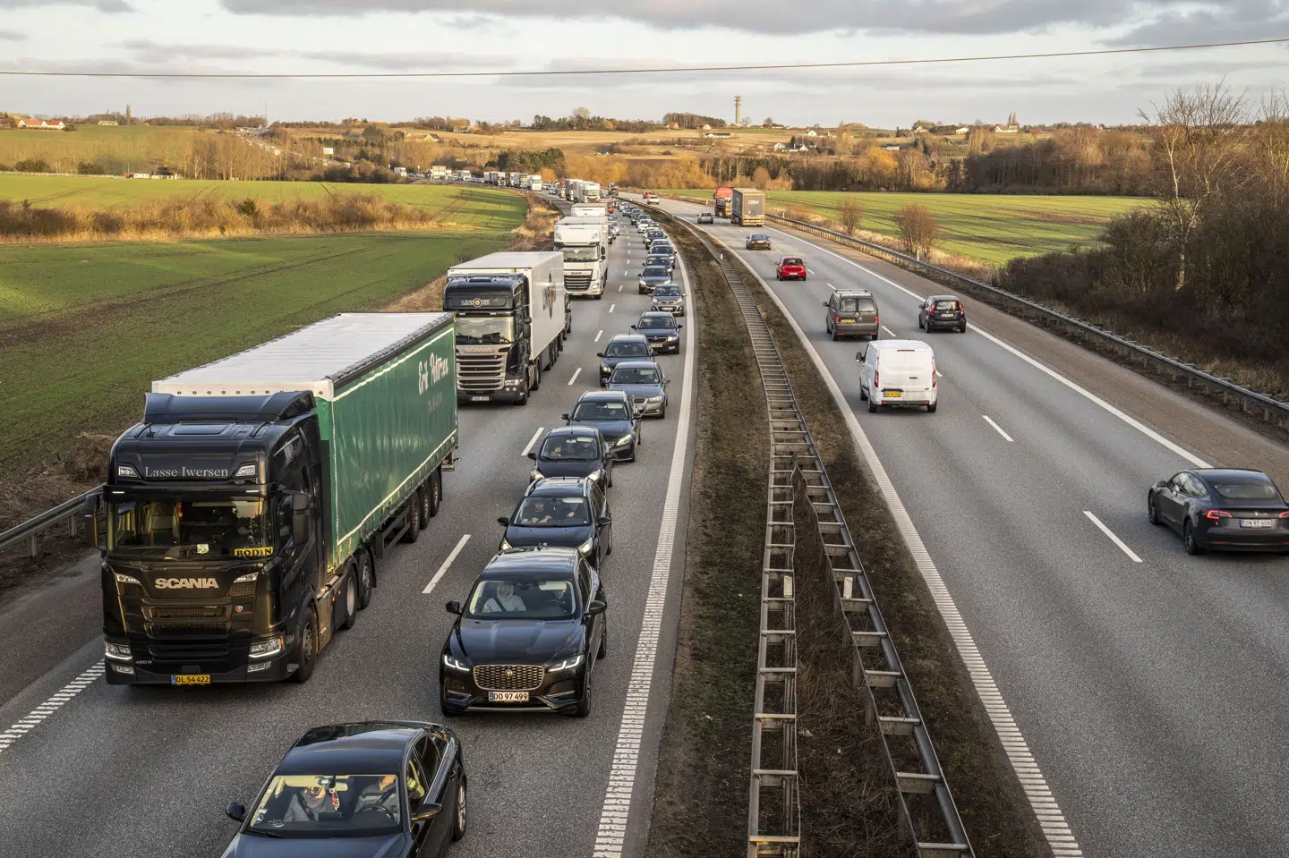 Der er risiko for kødannelse på vejene i efterårsferien, siger Vejdirektoratet. I 2023 var der kø på motorvejen til Storebæltsbroen i forbindelse med stormen Pia. (Arkivfoto).