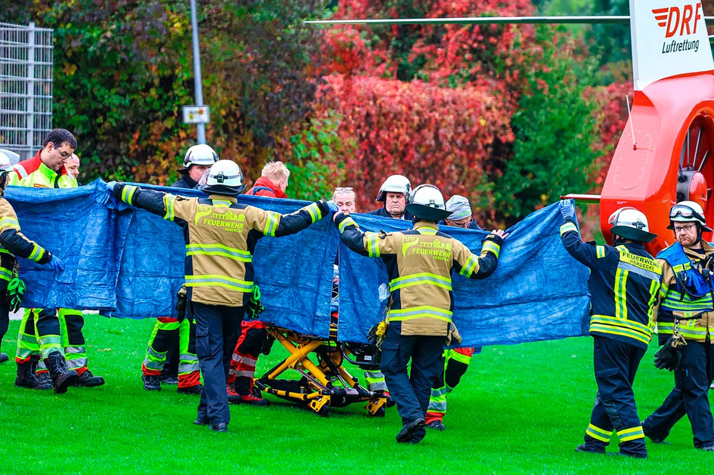 Iris Stalzer skulle være blevet stukket flere gange ude foran sin lejlighed, skriver både WDR, Bild og Spiegel. En redningshelikopter har fløjet hende til hospitalet, hvor akutlæger kæmper for at redde hendes liv, skriver flere tyske medier.