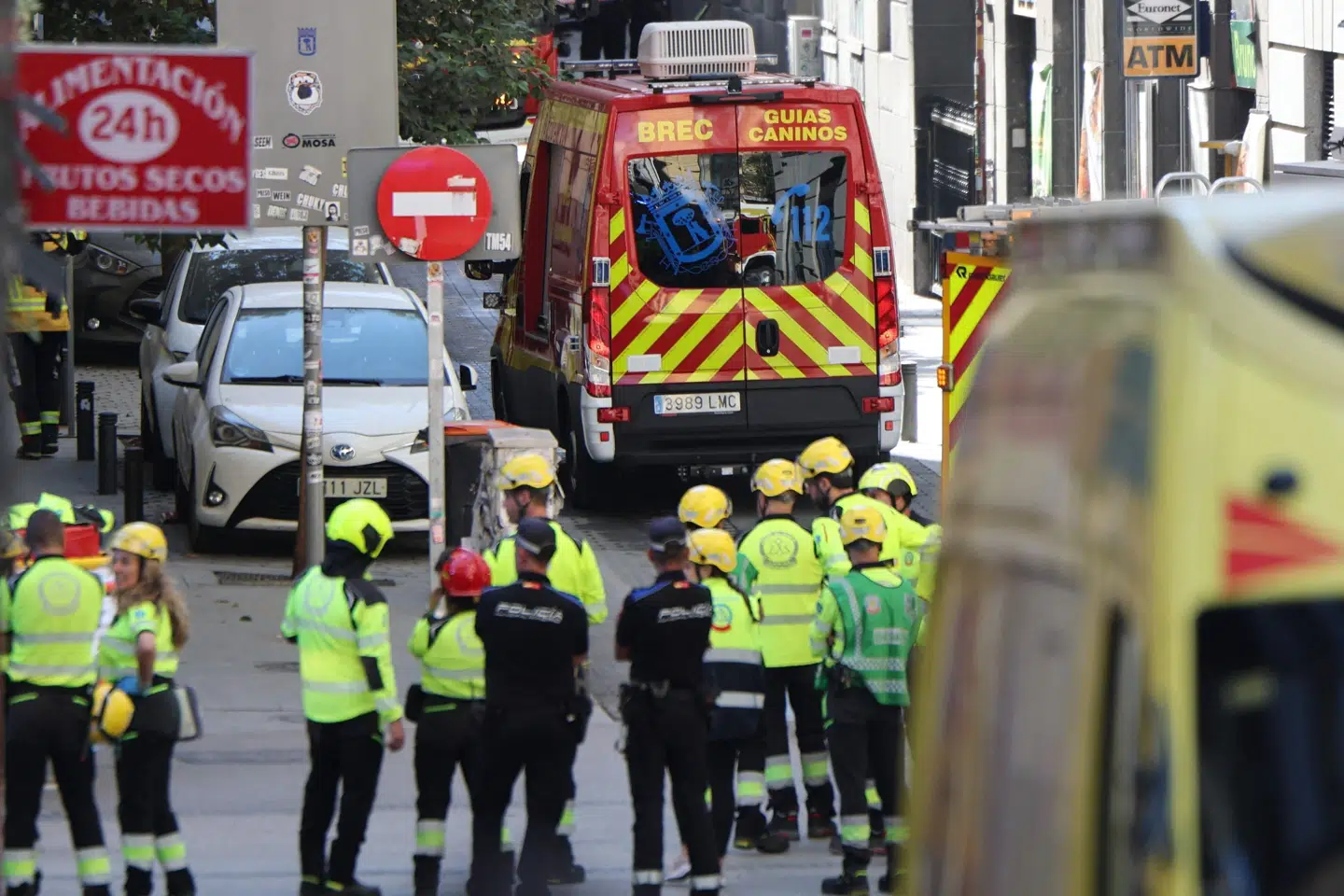 Politi og redningsmandskab er til stede ved den sammenstyrtede bygning i centrum af Madrid tirsdag eftermiddag.