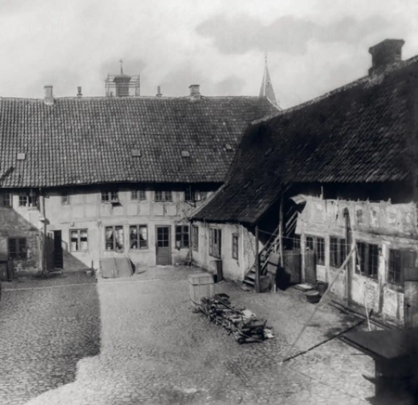 Brødrene Ditlev og Jens Chr. Bøegh handlede fra 1840 med urtekram og hørkram fra gården på hjørnet af Søndergade og Kirkegade i Vejle. Den blev en del af Christen Sørensen Holms dækhistorie ved en anholdelse. Foto fra cirka 1890-1895.