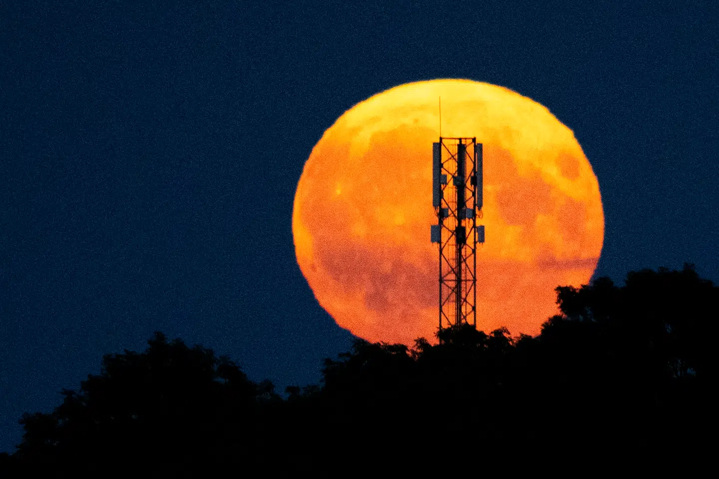 ARKIV. Her ses en supermåne sidste år over København. En supermåne – som den der sås natten til tirsdag – er en særligt lysende og nær fuldmåne, forklarer Peter Tanev.