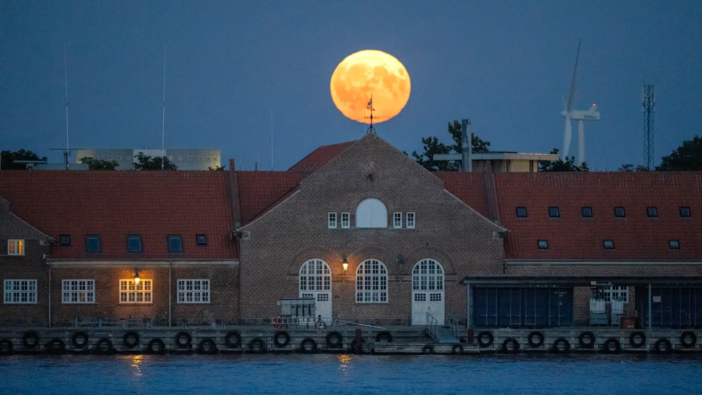 ARKIV. Her ses en supermåne sidste år over København. En supermåne – som den der også sås natten til tirsdag – er en særligt lysende og nær fuldmåne, forklarer Peter Tanev.