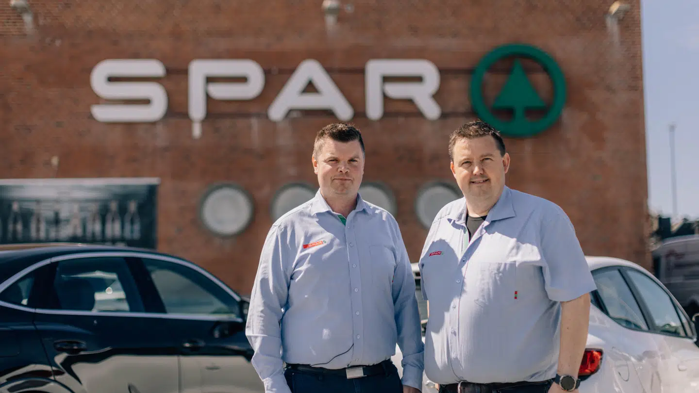 Michael Sangill til venstre sammen med hans makker Thomas Dalsgaard Pedersen til højre. Michael Sangill siger, at det er ham, der modtog prisen, fordi hans makker er mindre glad for at stå på en scene.