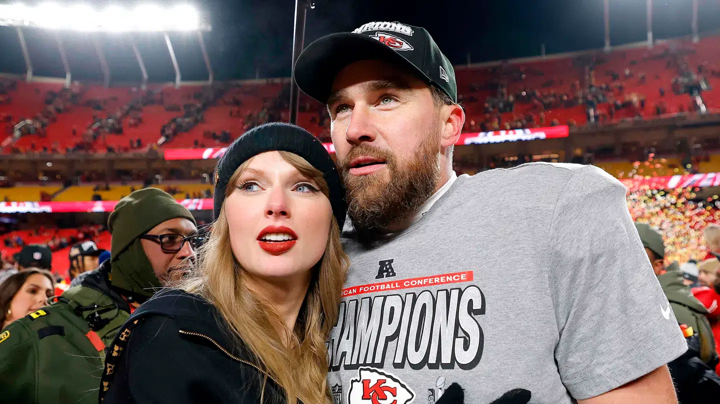 Taylor Swigt er forlovet med Super Bowl-vinder og spiller for Kansas City Chiefs, Travis Kelce.,