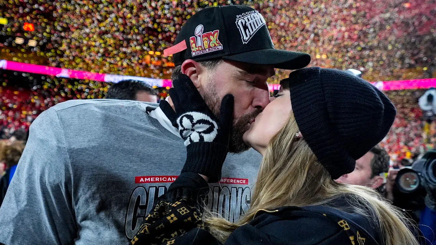 Taylor Swift afviser, at Travis Kelce har haft noget at sige i forhold til, om hun skal spille halftime showet eller ej.