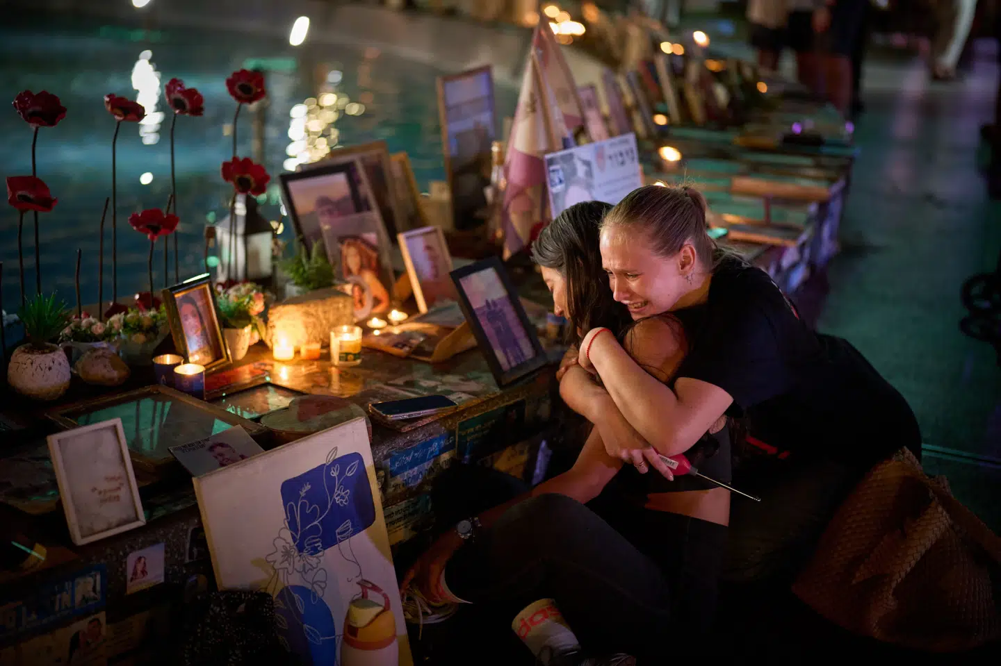 Billeder og lys er sat op i Tel Aviv til minde om ofrene for Hamas' angreb 7. oktober 2023.