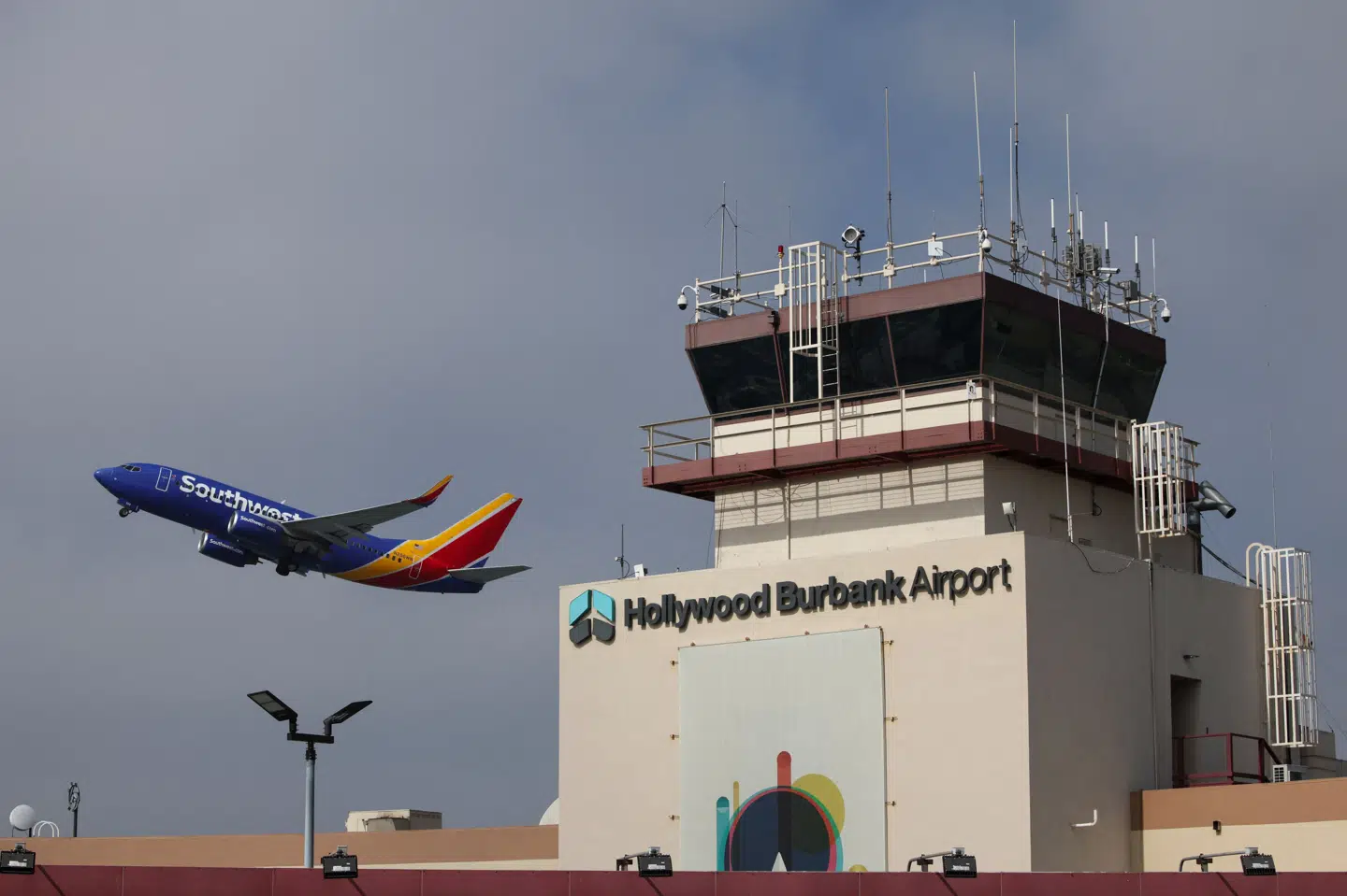 Et fly letter tirsdag fra Hollywood Burbank lufthavn i Californien. Mandag foregik flytrafikken i flere timer uden bemanding i kontroltårnet på grund af mangel på medarbejdere.