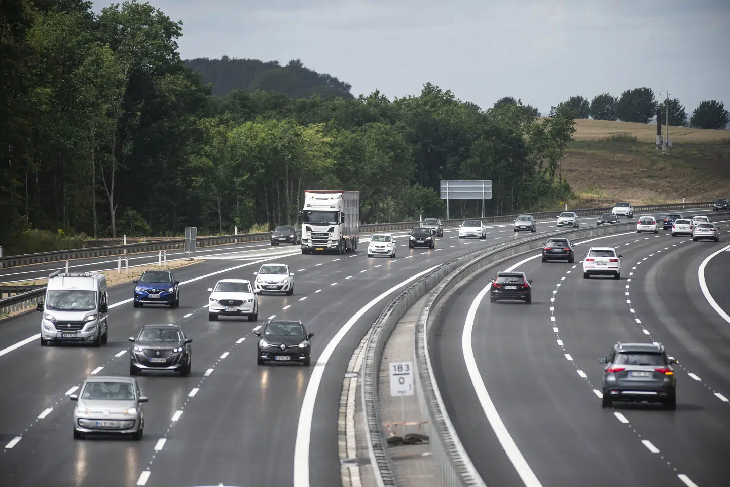 Den anbefalede mindsteafstand til forankørende er 65 meter, når man kører på motorvej med 130 kilometer i timen. (Arkivfoto).