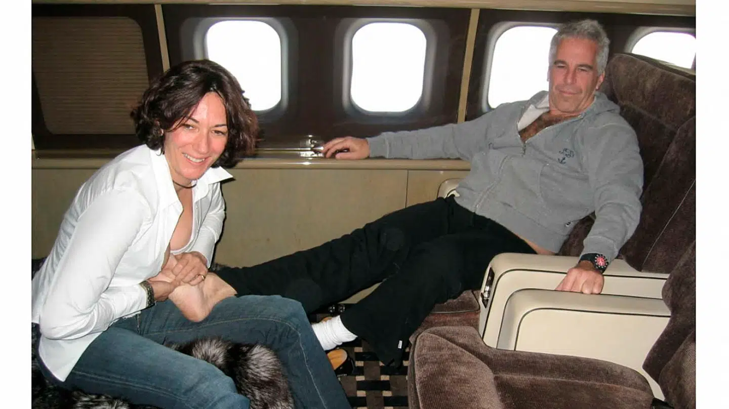 Ghislaine Maxwell (tv.) er dømt for at have rekrutteret og manipuleret mindreårige piger til at have sex med rigmanden Jeffrey Epstein (th.).