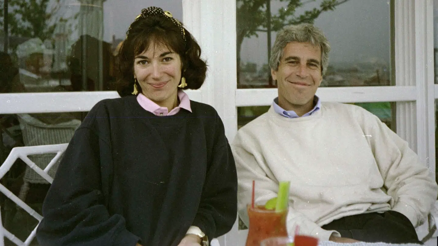 Her ses Ghislaine Maxwell og Jeffrey Epstein sammen på et udateret billede, som blev offentliggjort i forbindelse med sagen mod førstnævnte.