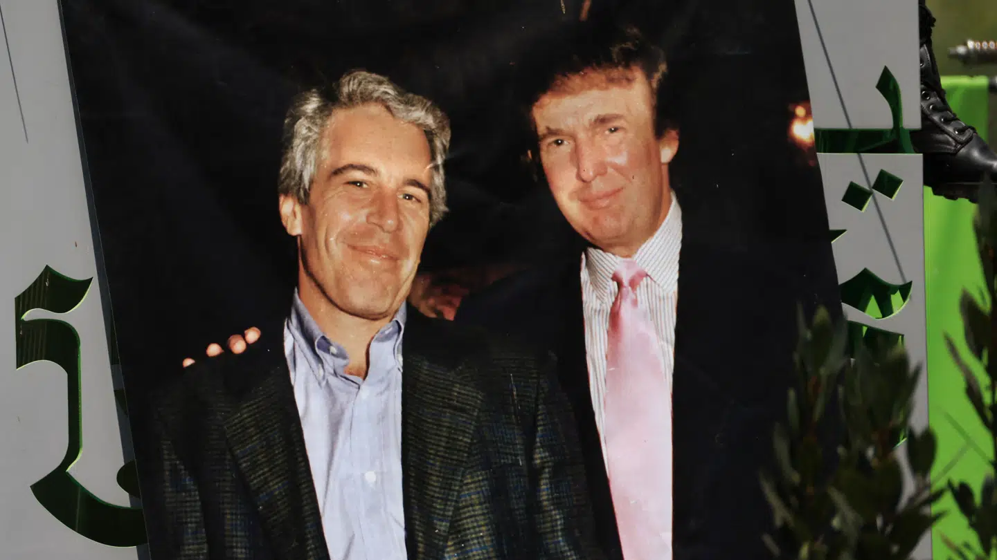 Epstein var allerede blevet dømt for sexforbrydelser og anklaget for menneskehandel med mindreårige, da han døde i et fængsel i New York i 2019. I mange år var han gode venner med Trump.