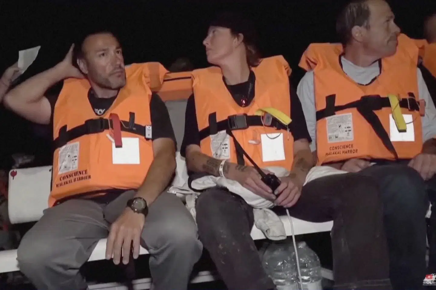 Besætningsmedlemmer på skibet "Conscience", der på vej mod Gaza med nødhjælp er blevet bordet af israelsk militær, sidder på båden, mens soldater går om bord natten til onsdag. Billedet er fra en video, som nyhedsbureauet Reuters er i besiddelse af.