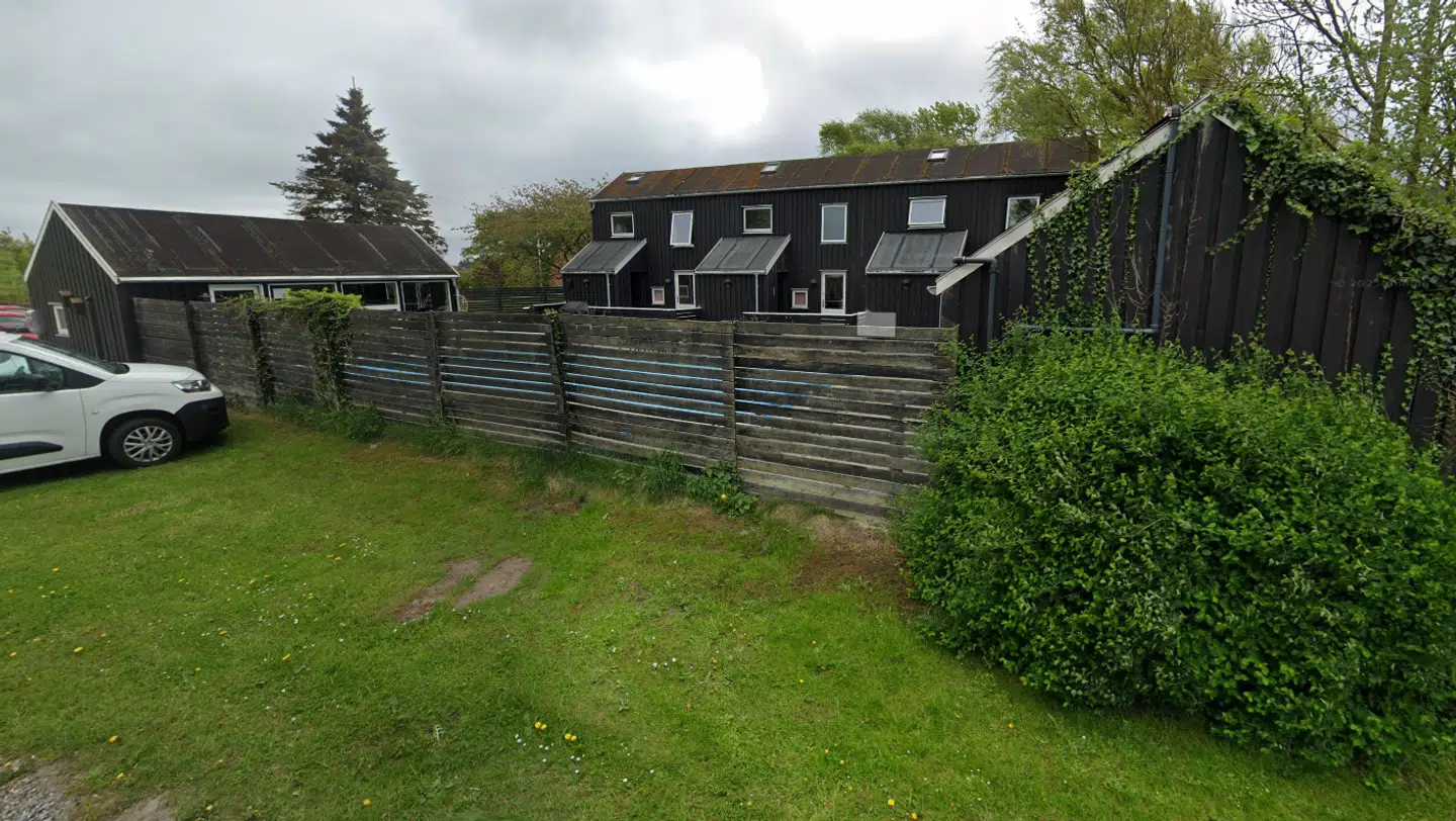 'Soloprojekt' er et 1:1-tilbud for 13-17 årige, der eksempelvis har udadreagerende adfærd, er dømt til en strafferetlig foranstaltning, har lidt af omsorgssvigt eller har en opmærksomhedsforstyrrelse, skriver DR.