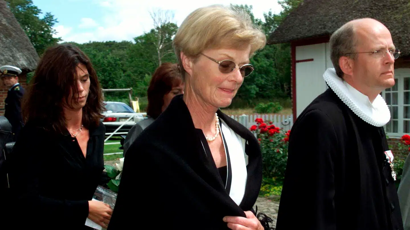 Her ankommer enken grevinde Karin Schack til lensgreve Hans Schack bisættelse.