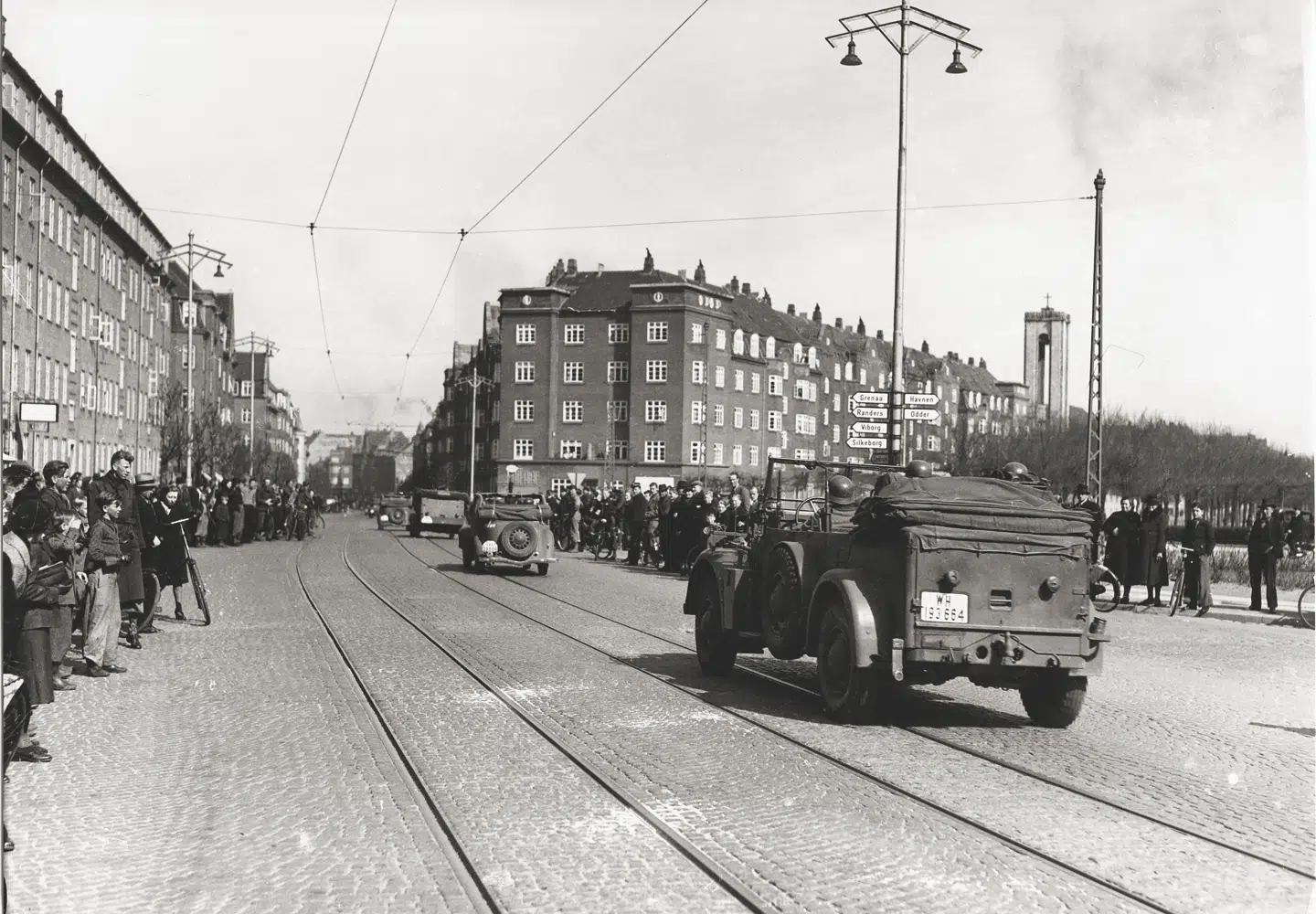 Nazisterne kører ind i Aarhus.