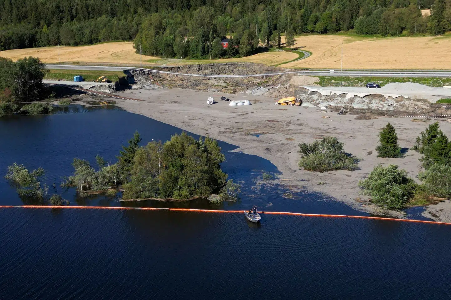 Et dronefoto viser skaderne efter et jordskred ved byen Levanger i Norge i slutningen af august. Det kostede en dansk mand, der arbejdede for den danske ingeniørvirksomhed Niras, livet. Nu har Niras og to andre virksomheder fået status af mistænkt, oplyser norsk politi. (Arkivfoto).