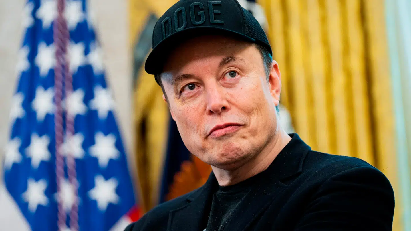 Elon Musk har opfordret sine følgere til at boykotte Netflix og anklager dem for at hjernevaske børn.