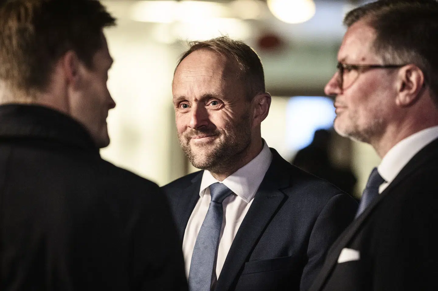 Advokaterne Mikael Skjødt (i midten) og Kåre Pihlmann (til højre) repræsenterede Sanjay Shah i Retten i Glostrup. De får også begge lov til at blive beskikket for den bedrageridømte brite i landsretten næste år. (Arkivfoto).