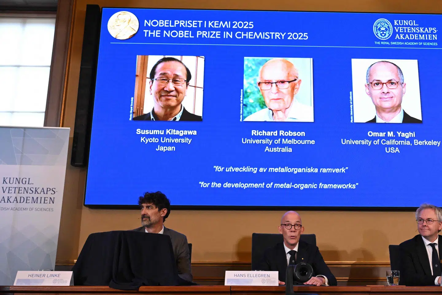 Tre forskere deler Nobelprisen i kemi for deres opdagelse og udvikling af en særlig kemisk struktur. Det blev offentliggjort ved et pressemøde i Stockholm onsdag.