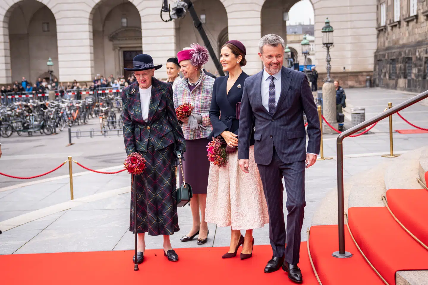 Hverken dronning Magrethe eller prinsesse Benedikte nejede for det regerende kongepar, som det ellers er kutyme, også for lavere rangerede kongelige. I stedet gik familien med kram og kindkys.