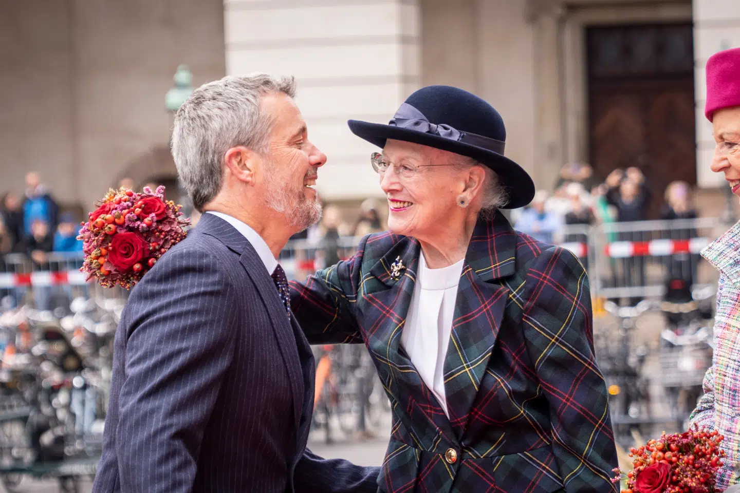 Kong Frederik og hans mor dronning Magrethe hilste på hinanden med kram og kindkys, da de tirsdag mødtes ude foran Christiansborg Slot for sammen at overvære Folketingets åbning. Normalt er det ellers kutyme, at den højest rangerede kongelige – en regerende konge eller dronning – skal nejes eller bukkes for, også af andre kongelige.