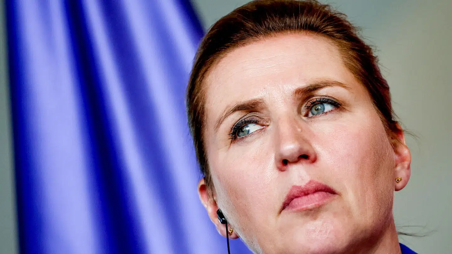 Flere ansatte i Forsvarets Efterretningstjeneste (FE) fortæller nu til B.T. og Berlingske, at de oplevede, at tjenesten blev misbrugt til at lukke sagen om de slettede SMS'er i minksagen og »redde regeringen«.