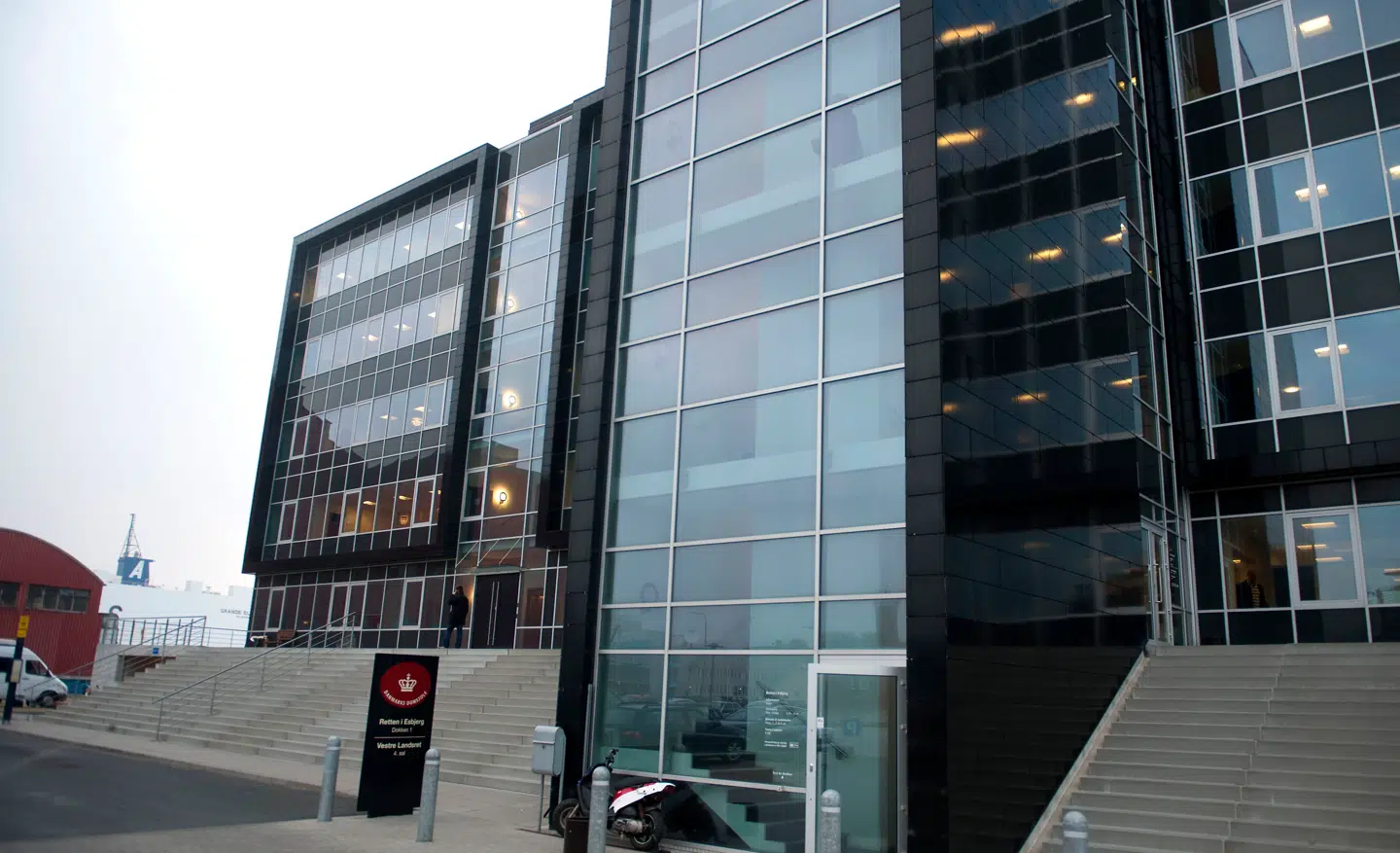 Det er her ved byretten i Esbjerg, at den 41-årige forretningsmand risikerer at få sin tredje dom for voldtægt. Denne gang mod en 18-årige kvinde i 2013.