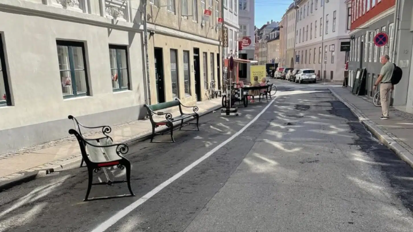 Bænke som disse, der står på forhenværende parkeringspladser, er del af et forsøg, som blandt andet skal signalere, at der ikke længere er parkering tilladt. Det forklarede Enhedslistens teknik- og miljøborgmester i København, Line Barfod, til B.T. i september.