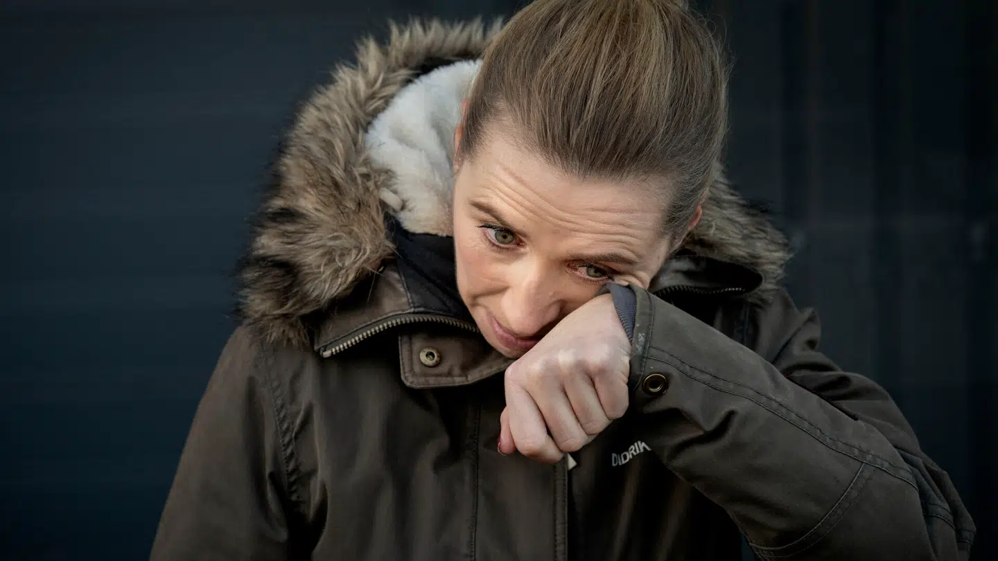 Statsminister Mette Frederiksen (S) på besøg hos minkavler Peter Hindbo ved Kolding. Hun havde tårer i øjnene, da hun mødte pressen efter besøget. Her gav hun samtidig den første undskyldning for de tumultariske uger, der har ført til, at minkerhvervet reelt er nedlagt i Danmark. CV19. Covid-19, corona, coronavirus.