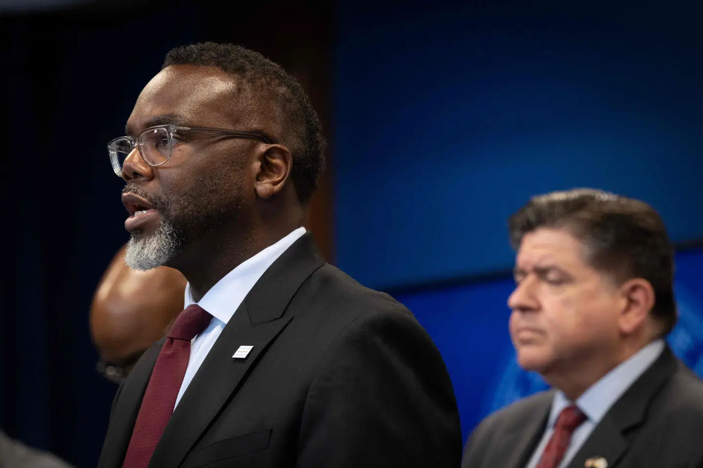 Borgmester i Chicago Brandon Johnson (forrest) og Illinois' guvernør, Jay Robert Pritzker, (bagest) har begge kritiseret indsættelsen af Nationalgarden i Illinois og Chicago. (Arkivfoto).