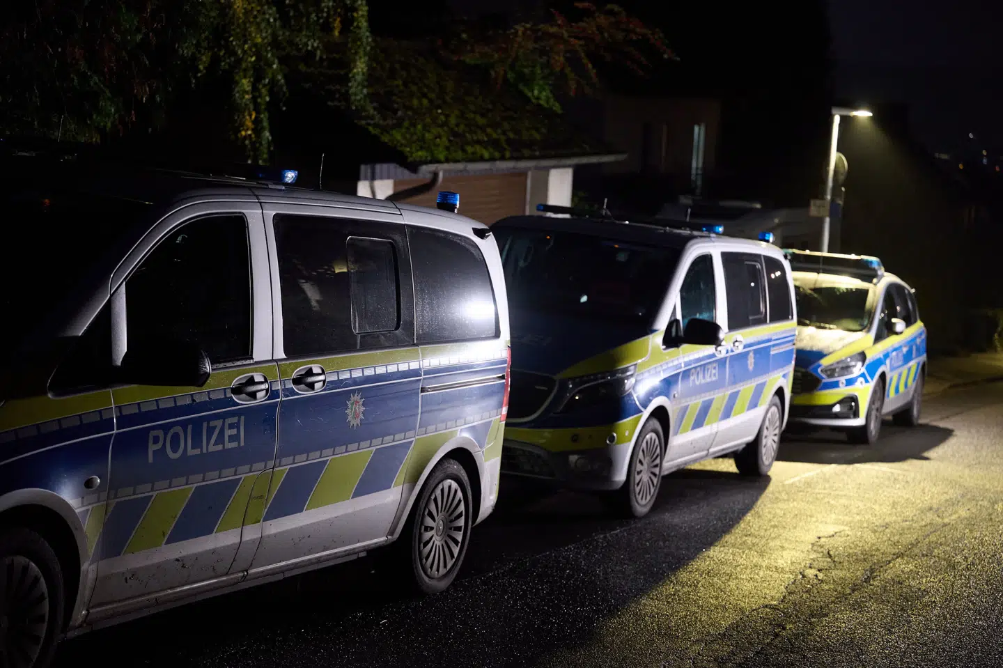 Politiet arbejdede tirsdag aften ved Iris Stalzers hjem, hvor hun blev stukket med kniv tidligere på dagen.