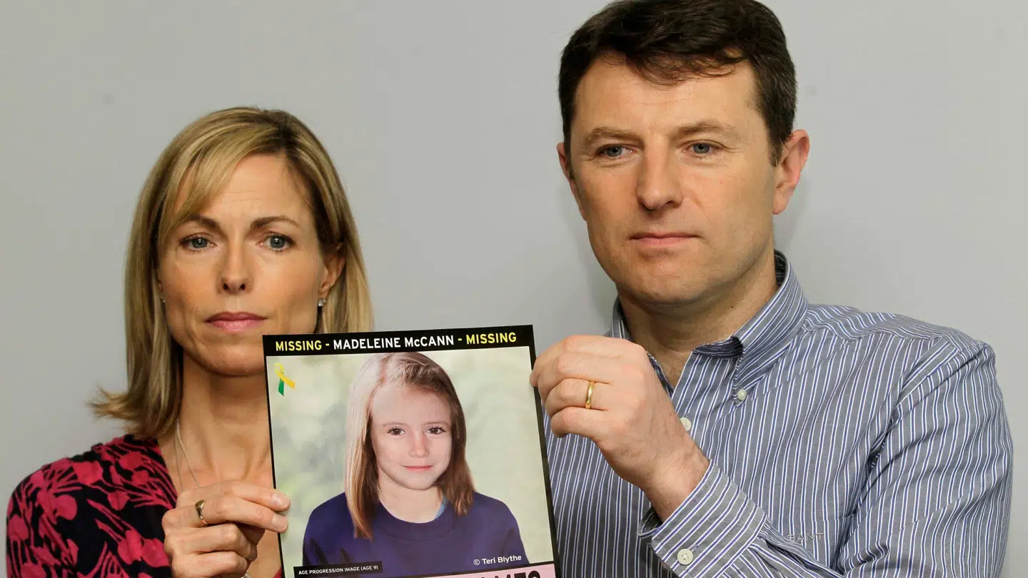 Kate og Gerry McCann fotograferet i 2012 med en fotomanipulation af deres forsvundne datter. (Arkivfoto)